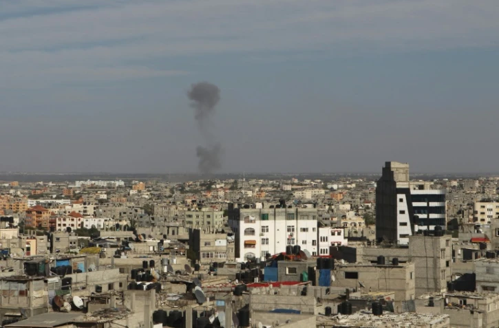 De la fumée monte de la ville de Rafah, dans la bande de Gaza, après des frappes de l'armée israélienne, le 5 mai 2016