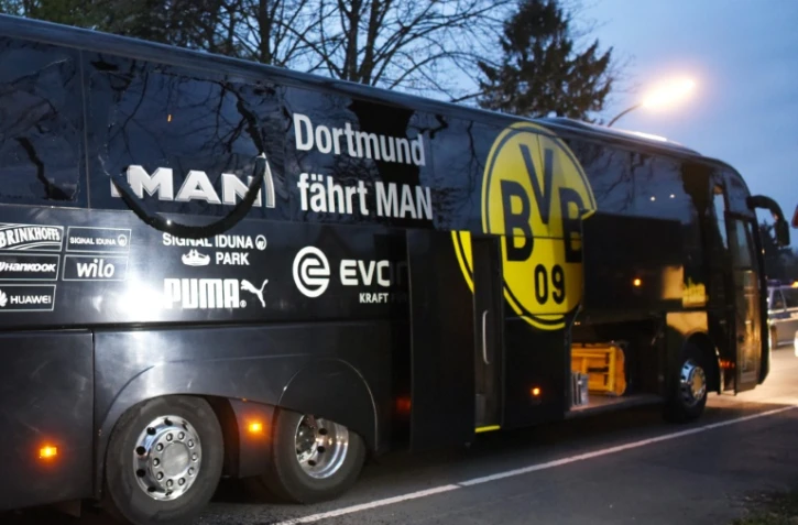 Le bus endommagé de l'équipe du Borussia Dortmund, le 11 avril 2017 à Dortmund, en Allemagne