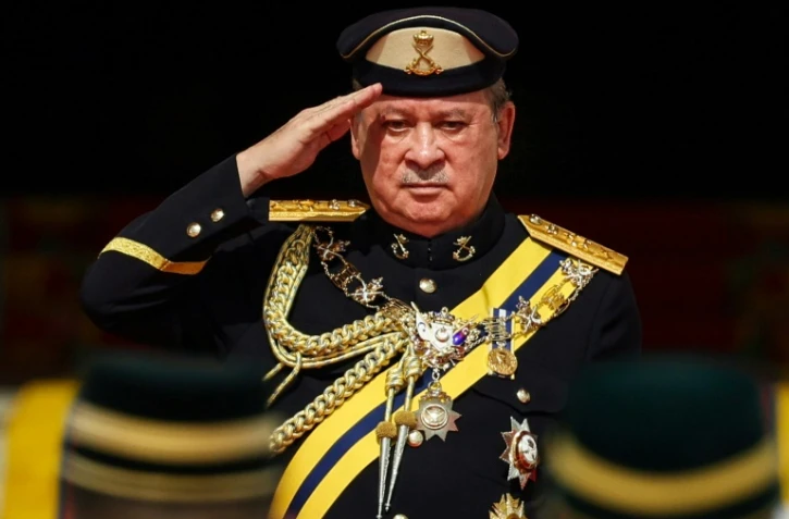 Le nouveau roi de Malaisie, Ibrahim Sultan Iskandar, salue la Garde d'honneur au palais national de Kuala Lumpur, le 31 janvier 2024