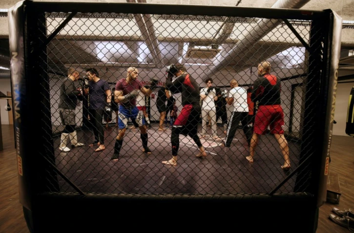 Des pratiquants des MMA à l'entraînement à Paris, le 2 mai 2016
