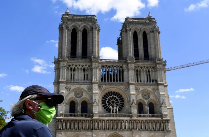 Un passant devant Notre-Dame, qui a rouvert son parvis le 31 mai 2020