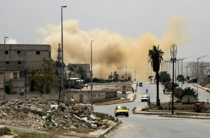 De la fumée au-dessus d'Alep après des bombardements, le 29 avril 2016