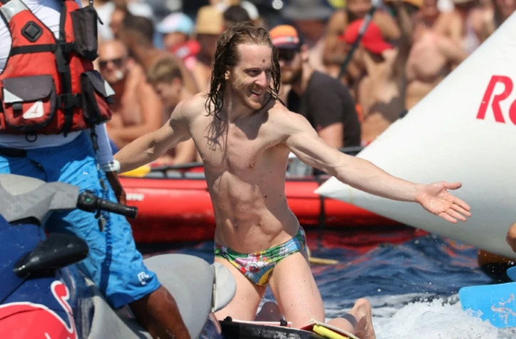 Gary Hunt, lors d'une étape du circuit mondial de haut vol Red Bull Cliff Diving à Saint-Raphaël, le 12 juin 2021 