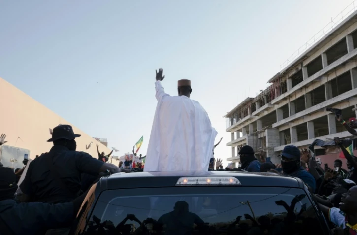 Le chef de l'opposition Ousmane Sonko, libéré de prison la veille, salue ses partisans alors qu'il arrive à une conférence de presse à Dakar le 15 mars 2024