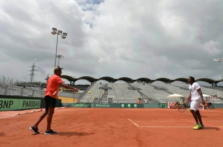 Gaël Monfils (d) lors d'une séance d'entraînement, préparatoire au 1er tour de la Coupe Davis, avec Yannick Noah (g) à Baie-Mahaut en Guadeloupe, le 2 mars 2016
