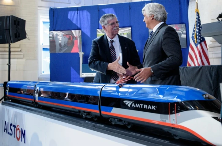 Le président d'Amtrak Joseph H. Boardman et Jérôme Wallut, vice-président d'Alstom Amérique du Nord, lors de la présentation du nouveau train Avelia, le 26 août 2016 à Wilmington, dans le Delaware