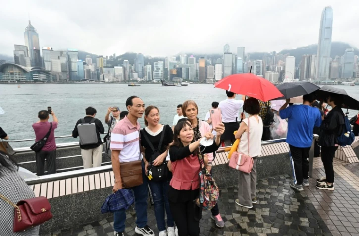 Des touristes de Chine continentale sur le front de mer de Tsim Sha Tsui Ă Hong Kong, le 1er mai 2024