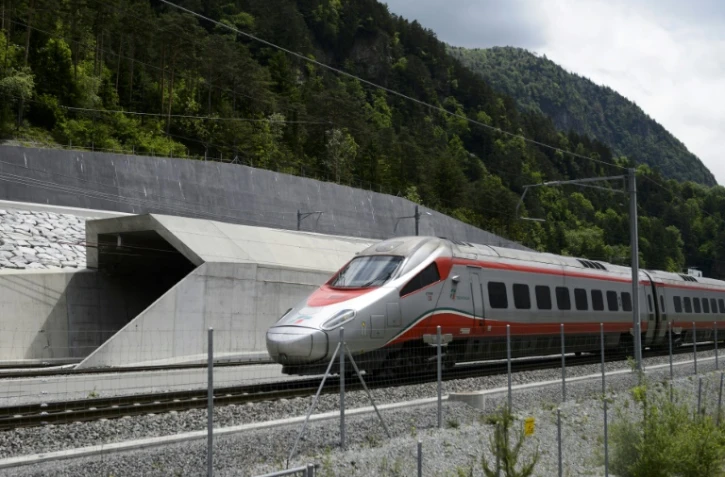 Un train italien emprunte l'entrée nord du tunnel du Gothard, le 31 mai 2016
