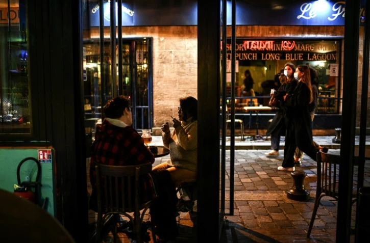 A la terrasse d'un bar à Paris le 3 octobre 2020 