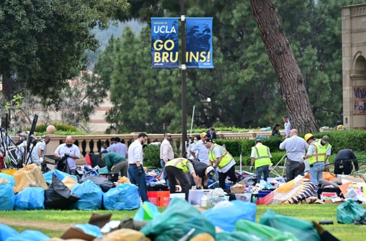 Nettoyage au petit matin du campement pro-palestinien sur le campus de l'Université de Californie (UCLA), le 2 mai 2024 à Los Angeles
