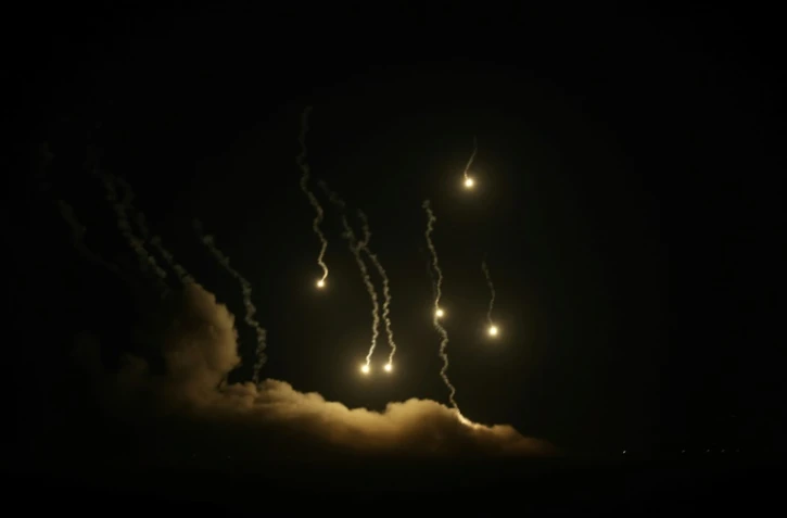 Des fusées éclairantes tirées par des soldats israéliens sont visibles au-dessus de Khan Younès, dans le sud de la bande de Gaza, le 6 janvier 2024