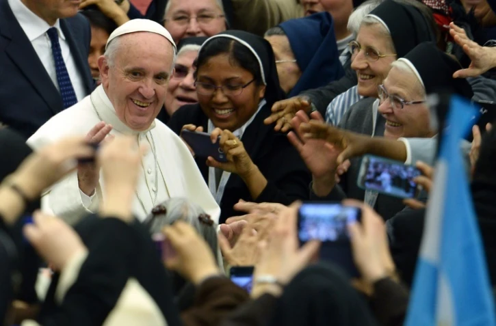 Le pape François salue des religieuses lors d'une réunion pour la clôture de de l'année de la vie cosacrée au Vatican le 1er février 2016