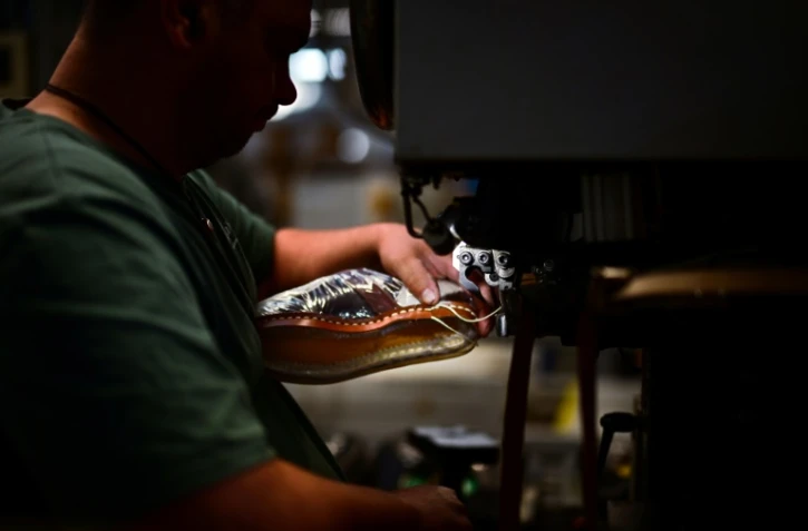 Un ouvrier coud une chaussure, dans l'usine Paraboot de Saint-Jean-de-Moirans, en Isère, le 27 mai 2025