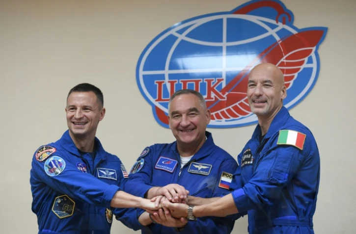 L'astronaute américain de la NASA Andrew Morgan, le cosmonaute russe Alexander Skvortsov et l'astronaute italien Luca Parmitano de l'Agence spatiale européenne (ESA), après une conférence de presse au cosmodrome de Baïkonour au Kazakhstan le 19 juillet 2019
