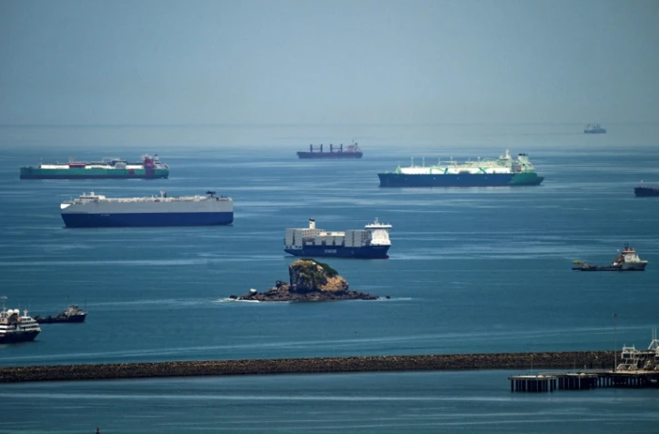 Des cargos attendent pour traverser le canal de Panama, le 21 avril 2026 à Panama