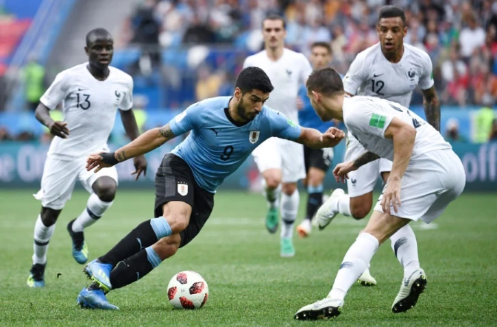 Pas moins de 4 défenseurs de l'équipe de France bloquent l'accès à l'Uruguayen Luis Suarez lors du quart de finale disputé à Nijni Novgorod, le 6 juillet 2018 