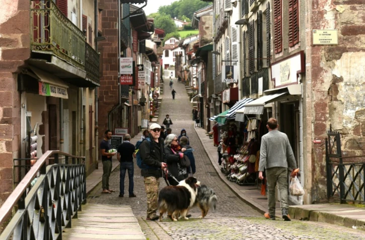 Des touristes dans la Rue d'Espagne, le 8 jin 2020 Ă Saint-Jean-Pied-de-Port