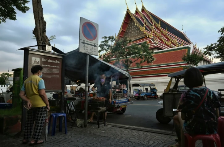 Un vendeur de "street food" près du temple Wat Pho à Bangkok, le 25 octobre 2021