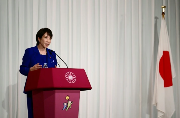 Sanae Takaichi, nouvelle dirigeante élue du Parti libéral-démocrate (PLD) au pouvoir, lors d'une conférence de presse, le 4 octobre 2025 à Tokyo 