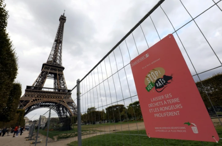 Campagne contre la prolifération des rats autour de la Tour Eiffel, à Paris, le 29 septembre 2017