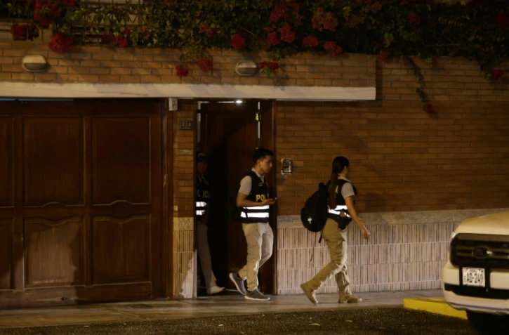 La police quitte la maison de la présidente Dina Boluarte lors d'une persquisition ordonnée par le bureau du procureur général dans le cadre d'une enquête pour "enrichissement illicite", à Lima le 30 mars 2024