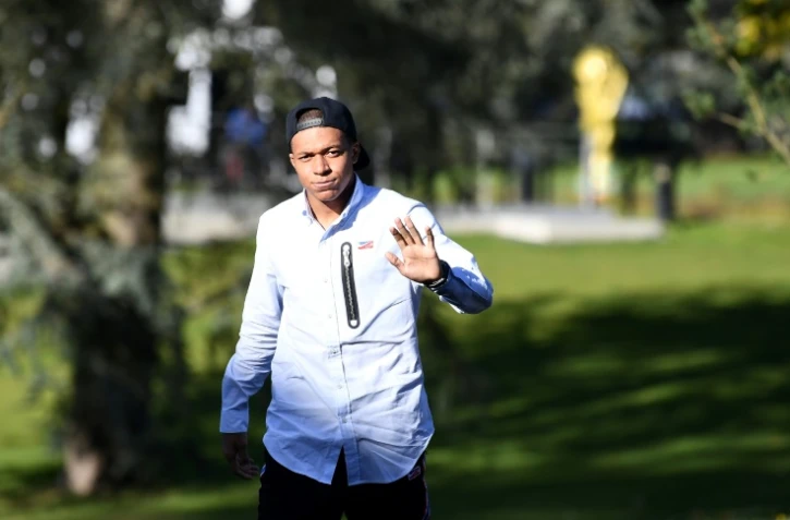 Le jeune attaquant des Bleus Kylian Mbappé arrive à Clairefontaine pour le regroupement de l'équipe de France, le 6 novembre 2017