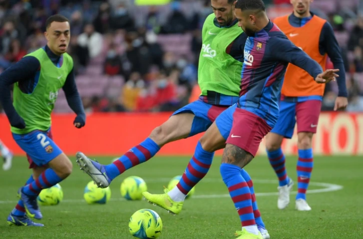 Les joueurs du FC Barcelone à l'échauffement avant leur match contre le Bétis séville en championnat au Camp Nou, le 4 décembre 2021