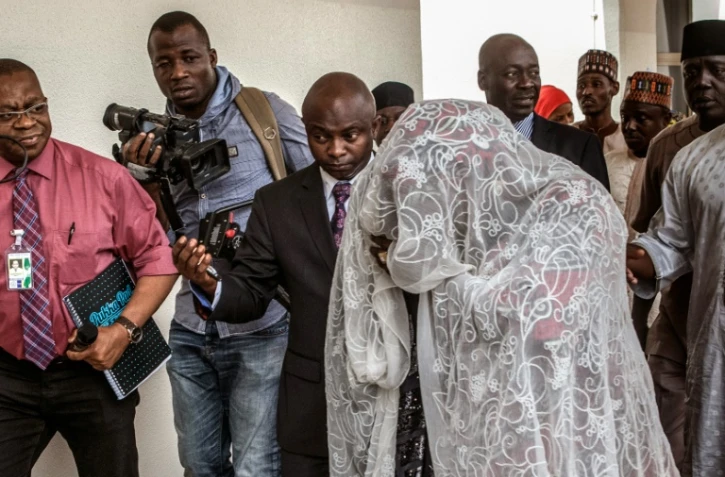 Amina Ali (D) à son arrivée le 19 mai 2016 à Abuja