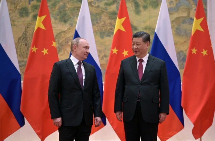 Le président chinois Xi Jinping (d) reçoit son homologue russe Vladimir Poutine à Pékin, le 4 février 2022