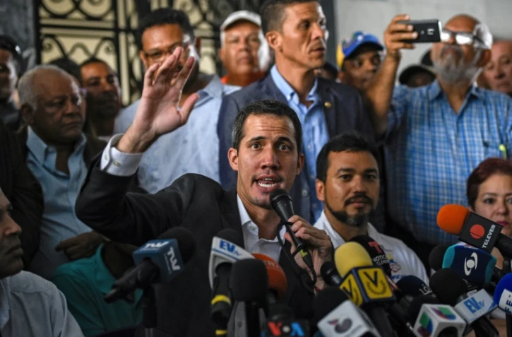 L'opposant vénézuélien Juan Guaido (c) lors d'une conférence de presse, le 5 mars 2019 à Caracas