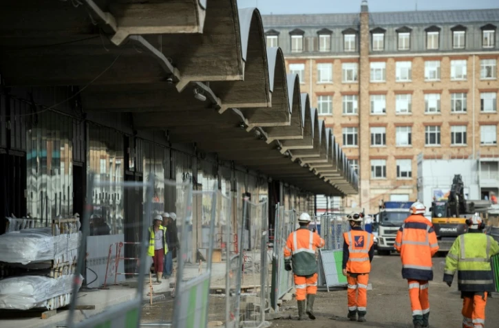 Des ouvriers sur le chantier de  la Halle Freyssinet, le 18 octobre à Paris