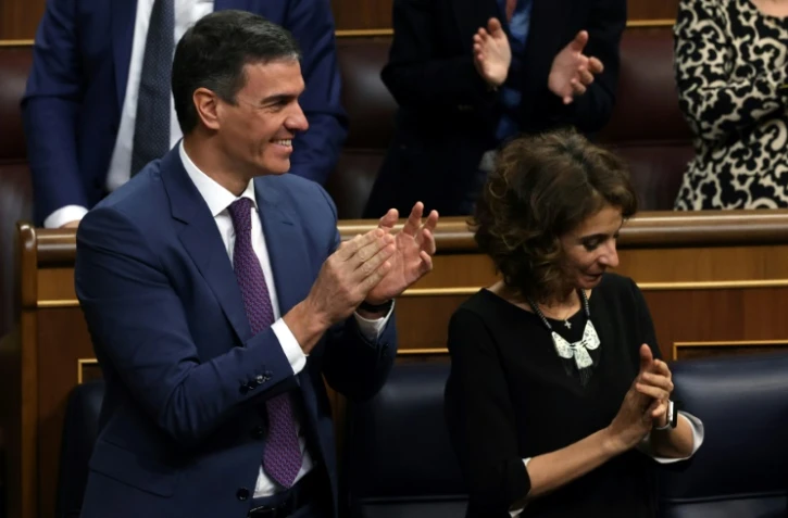Le Premier ministre espagnol Pedro Sanchez et la ministre du Budget Maria Jesus Montero applaudissent le vote favorable des députés d'une loi d'amnistie pour les indépendantistes catalans le 14 mars 2024 à Madrid.