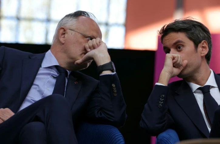 Les anciens Premiers ministres Edouard Philippe et Gabriel Attal lors d'un meeting du parti Renaissance, le 6 avril 2025 à Saint-Denis