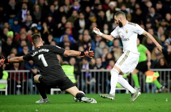 L'attaquant du Real Karim Benzema (d) face au gardien de l'Athletic Bilbao Unai Simon, le 22 décembre 2019 à Madrid