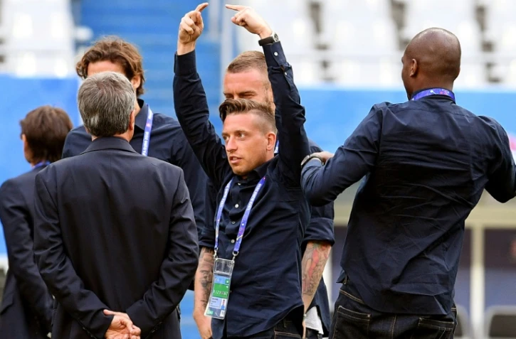 Le milieu de terrain  Emanuele Giaccherini et les joueurs italiens lors d'un entraînement le 26 juin 2016 au parc des Princes à Paris