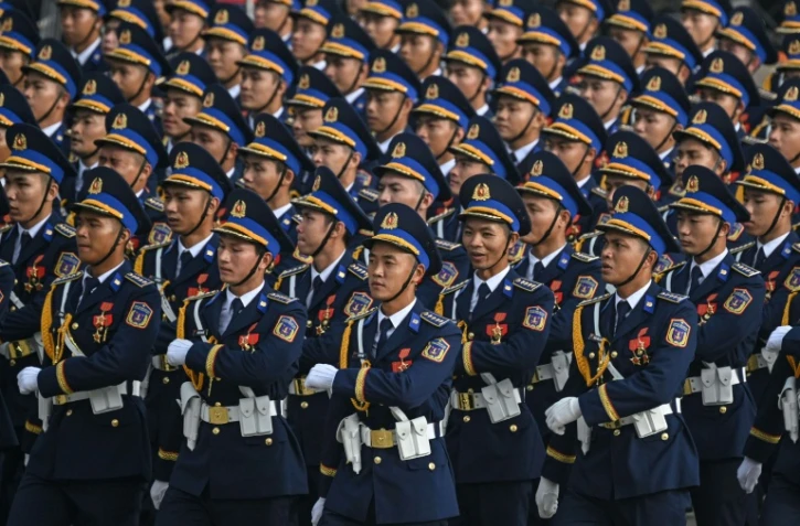 Des soldats de l'Armée populaire vietnamienne défilent lors d'une parade dans le cadre des célébrations du 80e anniversaire de l'indépendance du Vietnam, à Hanoï, le 2 septembre 2025