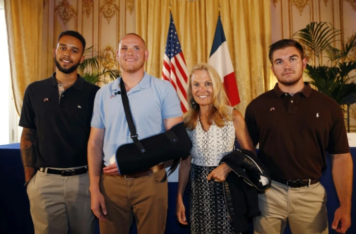De gauche à droite: Anthony Sadler, Spencer Thone, l'ambassadeur des Etats-Unis en France Jane Hartley, Alek Skarlatos, le 23 août 2015 à Paris