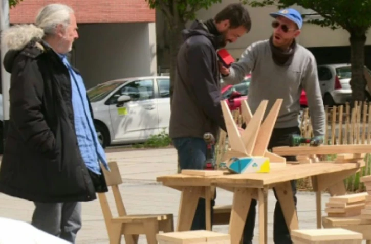 Renauld a traversé un mois durant la Seine-Saint-Denis, recevant dans sa maison à ciel ouvert des voisins d'un jour, à La Courneuve, le 29 avril 2017