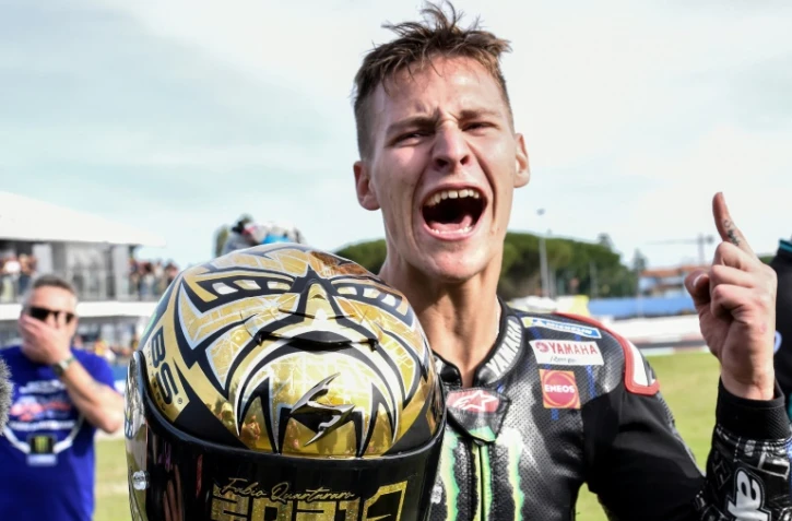 Le pilote français de l'écurie Yamaha Fabio Quartararo avec son casque d'or de champion du monde MotoGP à Misano Adriatico, le 24 octobre 2021 