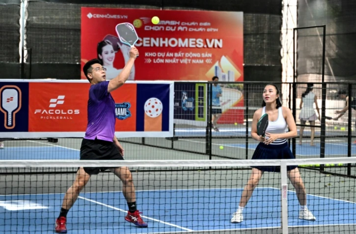 Des joueurs de pickleball sur un terrain de jeu à Hanoï, le 23 décembre 2025