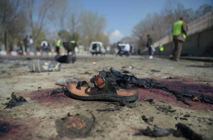 Une sandale sur le site d'un attentat-suicide meurtrier devant l'Université de Kaboul, le 21 mars 2018 