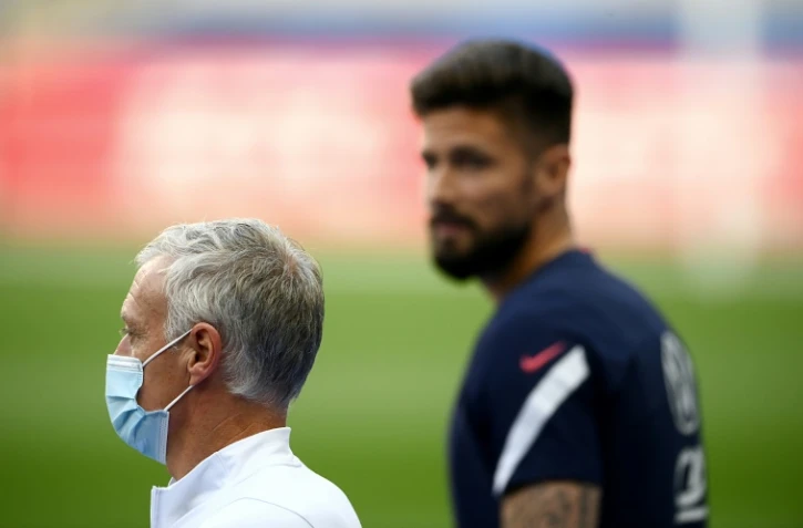 Le sélectionneur des Bleus Didier Deschamps et l'attaquant Olivier Giroud, le 7 juin 2021 au Stade de France