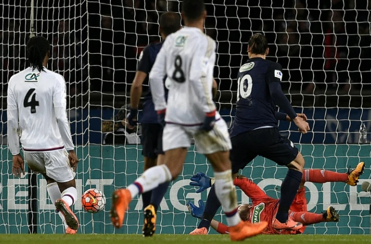 Zlatan Ibrahimovic marque pour le Paris SG en huitième de finale de la Coupe de France (R) contre Lyon, le 10 février 2016 au Parc des Princes