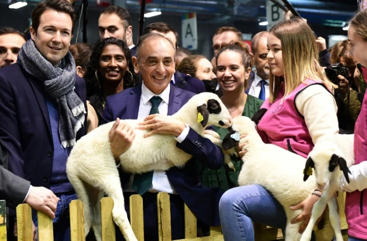 Le candidat Reconquête! à la présidentielle Eric Zemmour (c) en visite au salon de l'Agriculture, le 4 mars 2022 Porte de Versailles, à Paris
