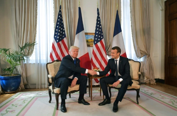 Le président américain Donald Trump et le président français Emmanuel Macron se retrouvent pour un déjeuner de travail en marge du sommet de l'Otan, à Bruxelles, le 25 mai 2017