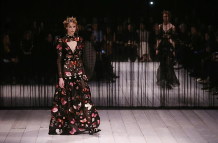 Des mannequins défilent pour Alexander McQueen à la Fashion Week de Londres, le 21 janvier 2016