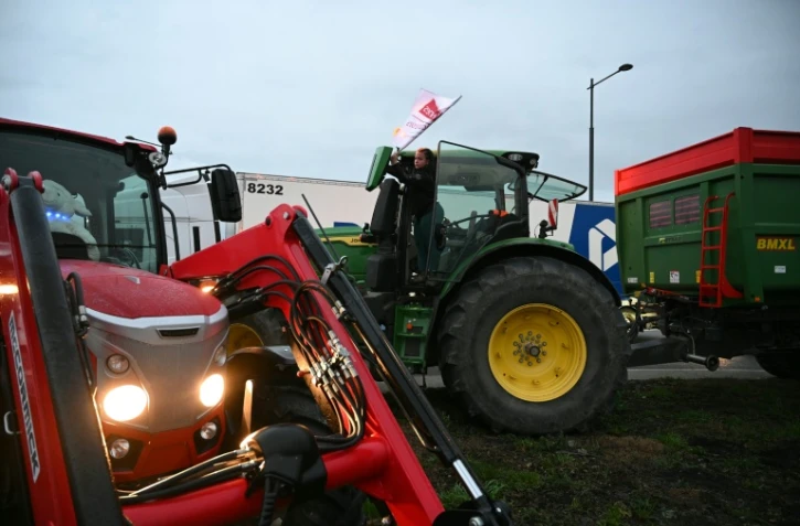 Des tracteurs de l'organisation des Jeunes agriculteurs bloquent un rond-pont près de l'auroute A61 à Castelnaudary dans le sud-ouest de la France le 17 décembre