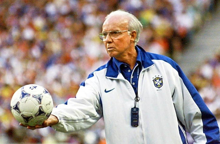 Mario Zagallo, alors entraîneur de l'équipe nationale brésilienne de football, lors de la finale de la Coupe du monde contre la France, au cours de laquelle le Brésil a perdu 0-3, le 12 juillet 1998
