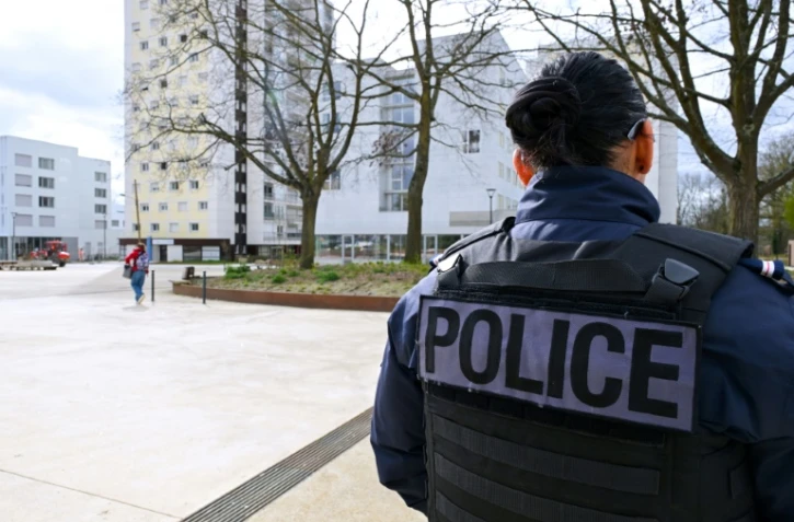 Un policier participe à une opération de sécurité dans le quartier du Blosne, au sud de Rennes, le 19 mars 2024 en Ille-et-Vilaine