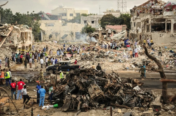 Au moins 137 personnes ont été tuées et 300 blessées dans l'attentat au camion piégé mené samedi dans le centre de Mogadiscio, la capitale somalienne, a-t-on appris dimanche de source policière.